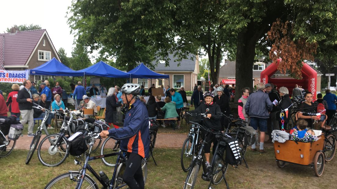 Op de eerste dag deden er 10.000 fietsers mee aan de Fiets4Daagse (Rechten: RTV Drenthe/Robert Jansema)