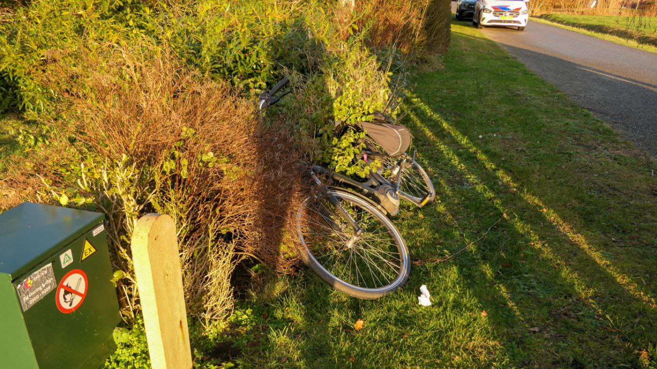 Fietser met spoed naar ziekenhuis na ongeluk door gladheid in Enschede.