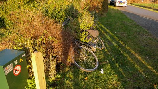 Fietser met spoed naar ziekenhuis na ongeluk door gladheid in Enschede. Fietser met spoed naar ziekenhuis na ongeluk door gladheid in Enschede.