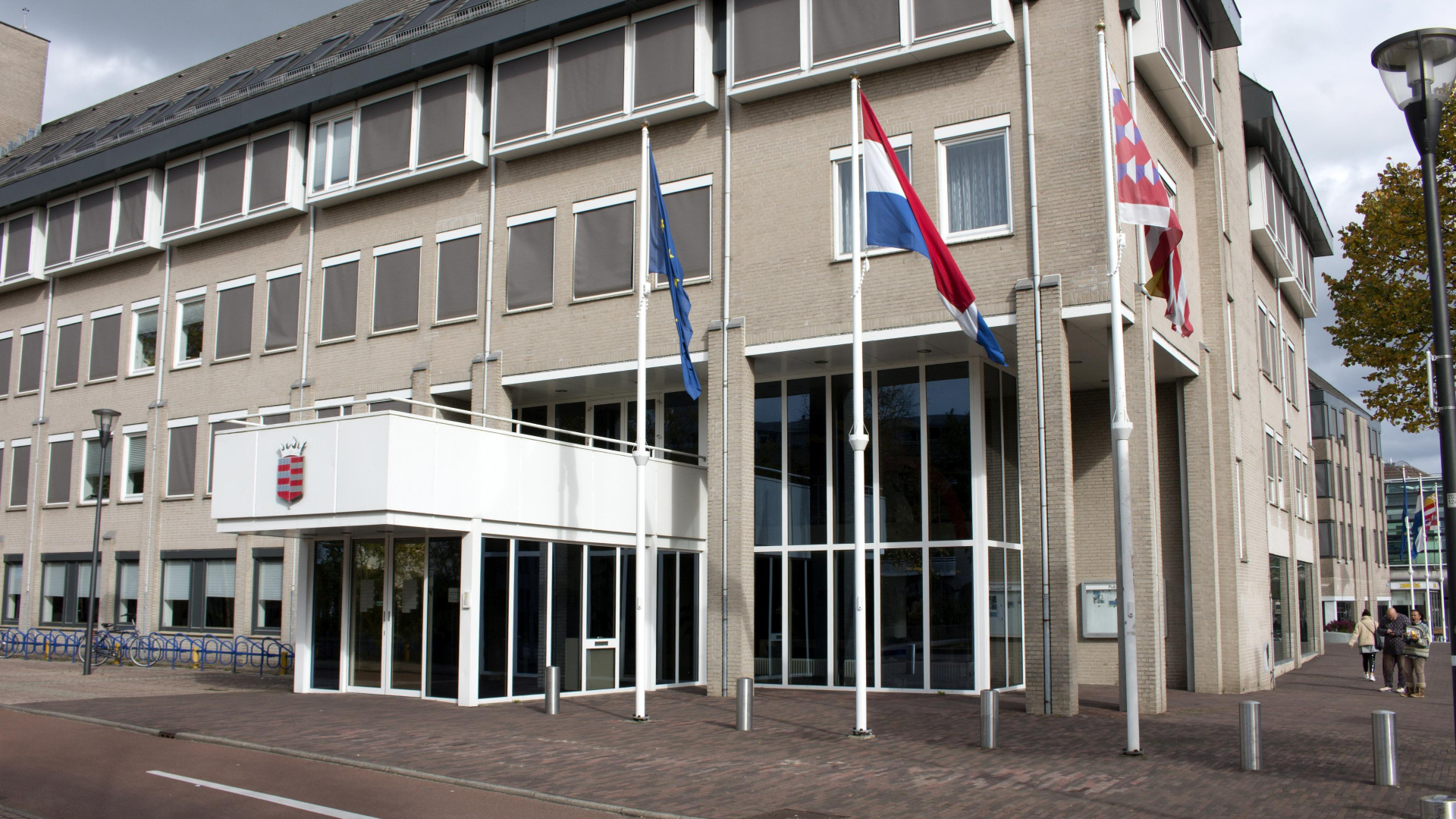 Houtenaren dreigen met rechtszaak na uitspraken burgemeester rond vluchtelingenopvang