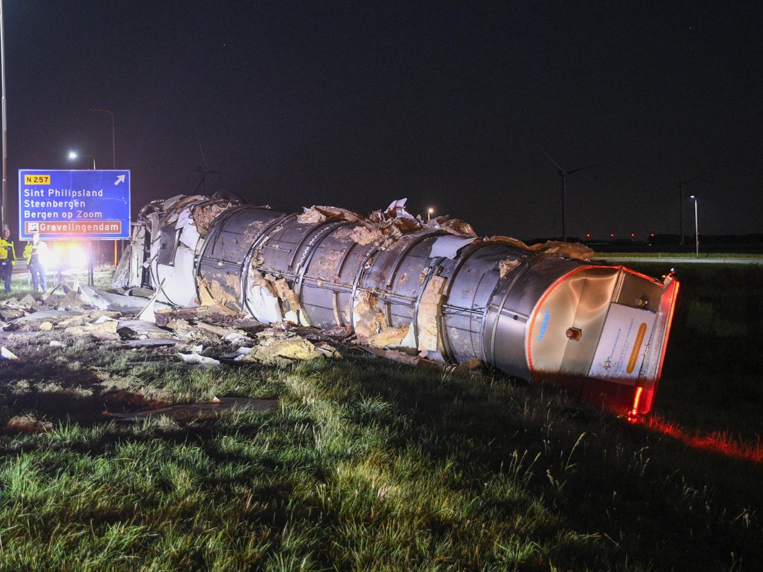 De vrachtwagen is met melk geladen en dat drupt eruit