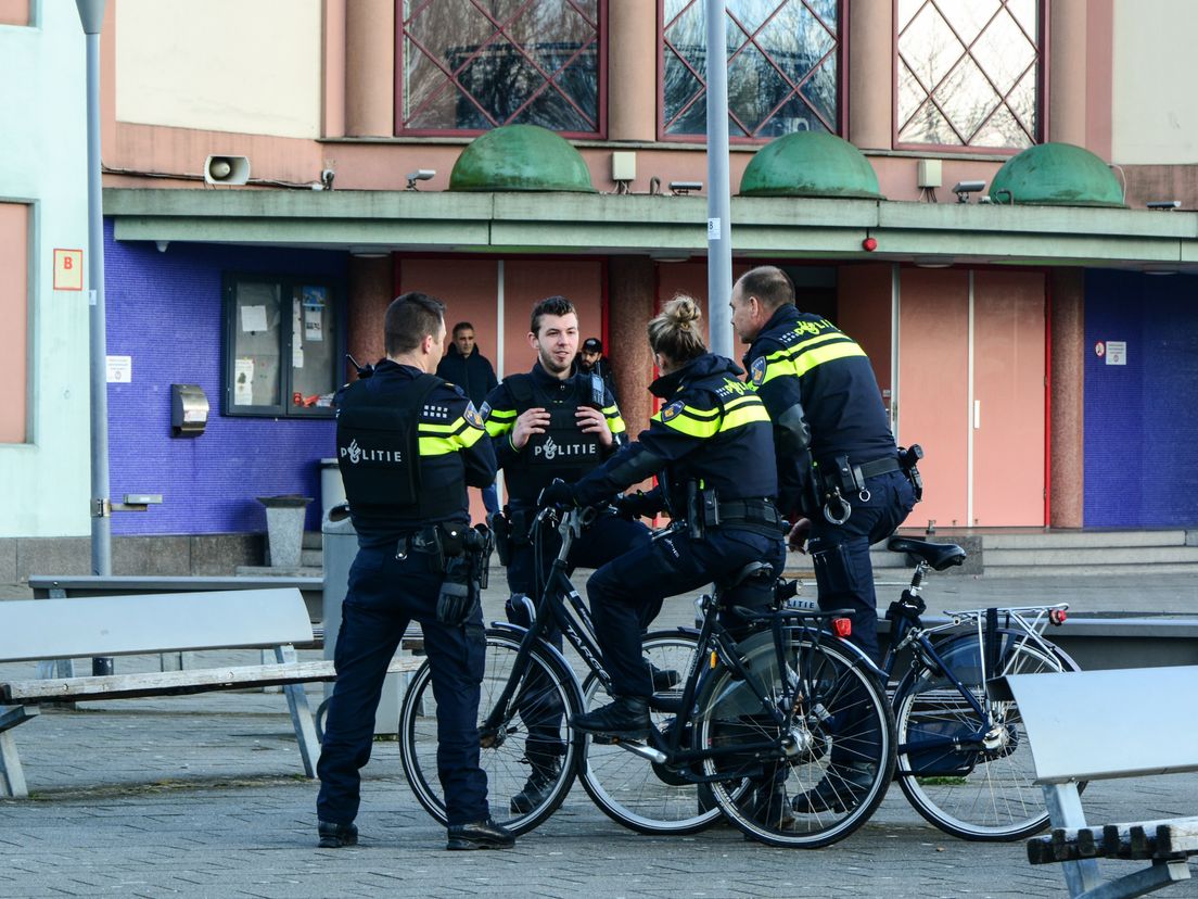 Politie bij de Mevlana Moskee.