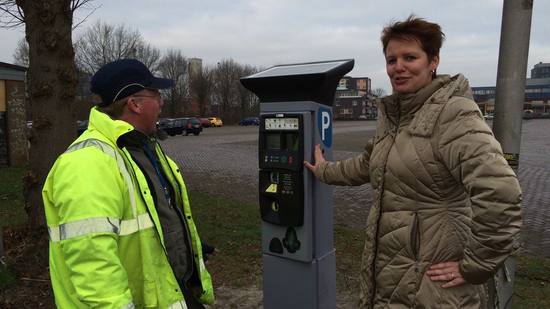 wethouder Harmke Vlieg bij een net geplaatste betaalautomaat op het Veemarktterrein