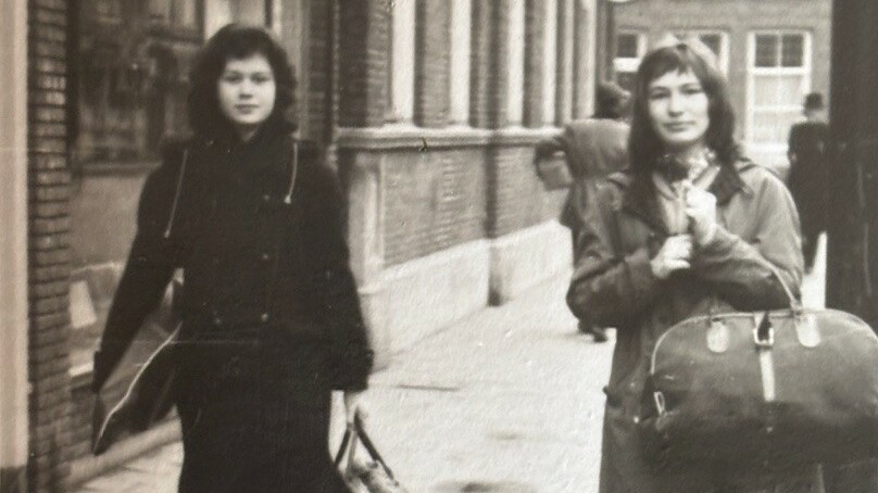 Liesbeth List (rjochts) mei har freondin Renneke Wortel yn Harns