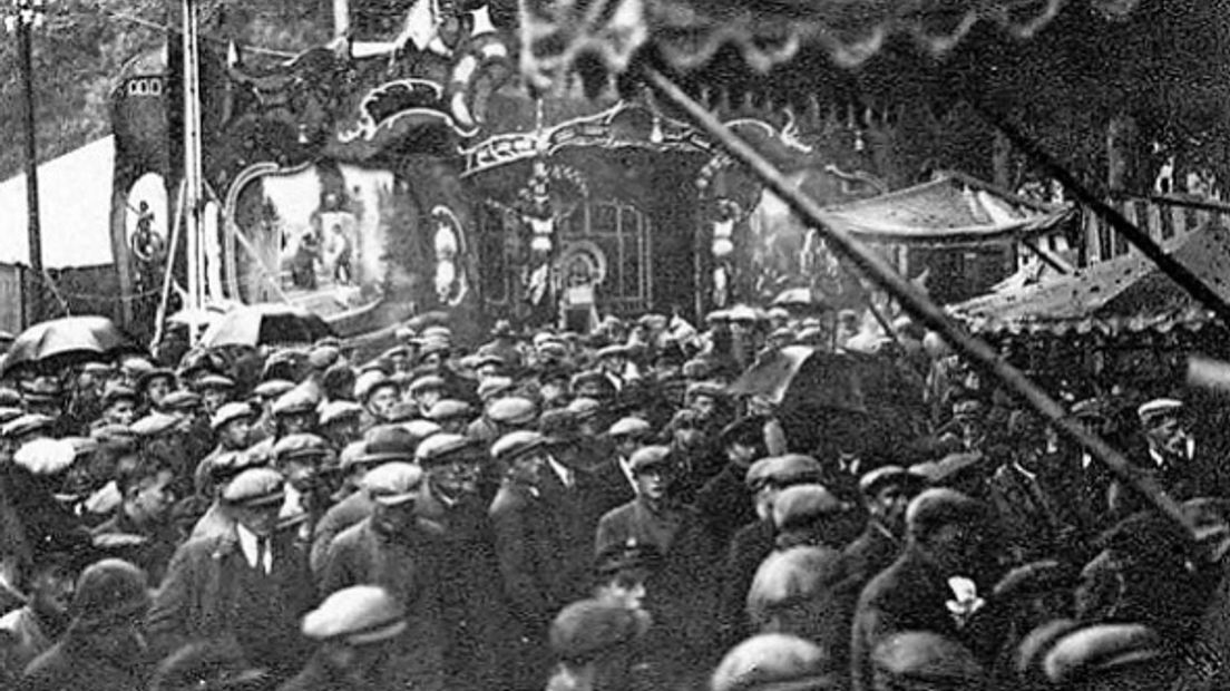 Kermis op een regenachtige Zuidlaardermarkt, 1933 (Het Noorden in Woord en Beeld 1933, bron: Delpher, met dank aan Harry Perton)