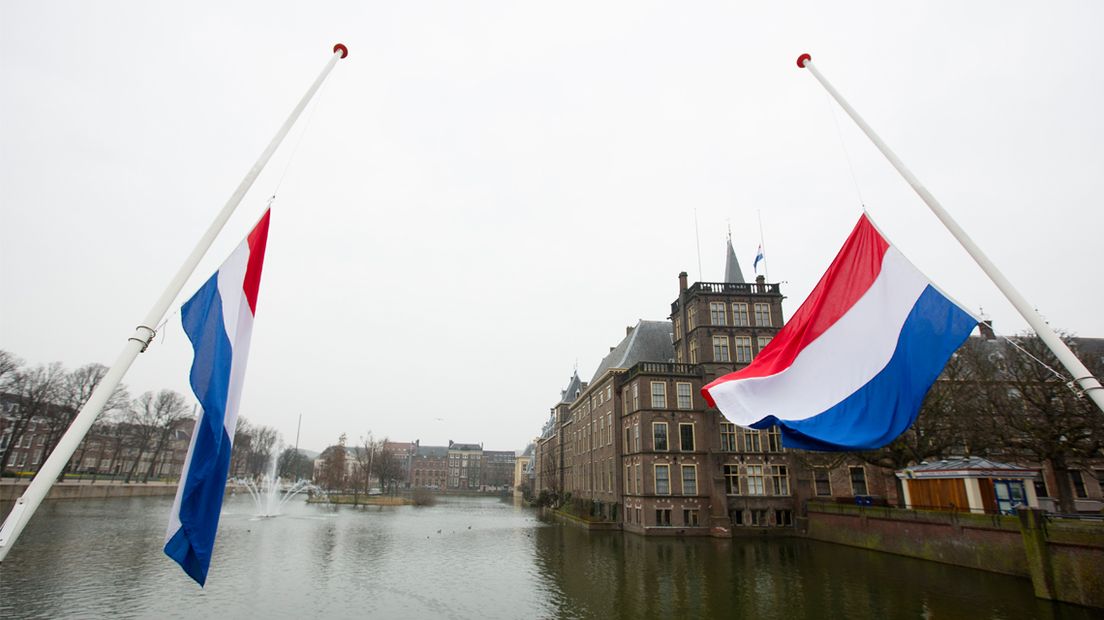 Alle vlaggen hangen halfstok langs de Hofvijver in Den Haag 