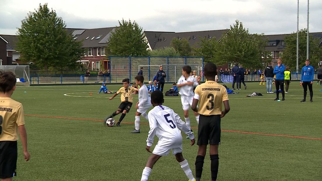 Voetballers in actie op een internationaal toernooi in Oosterhout