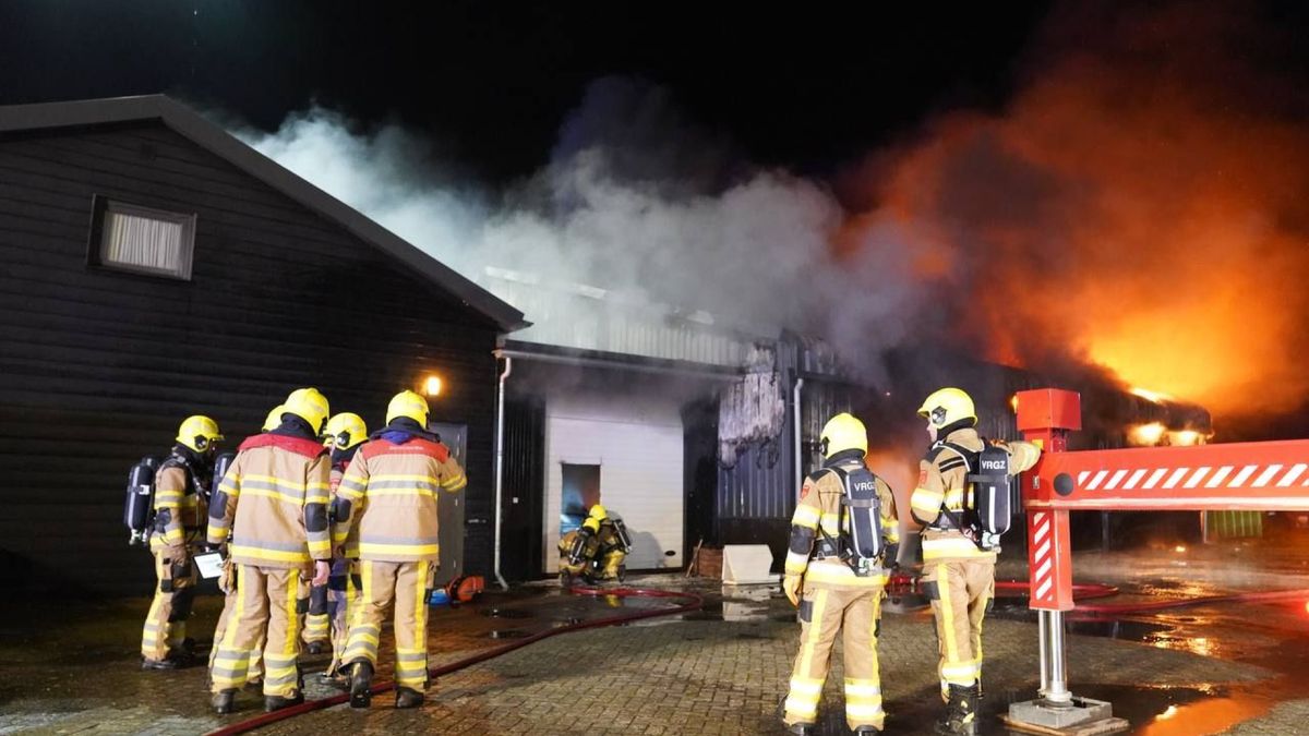 Zeer grote brand in loods met aangrenzende appartementen