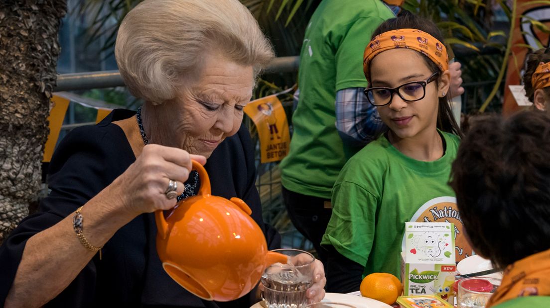 Prinses Beatrix bij schoolontbijt