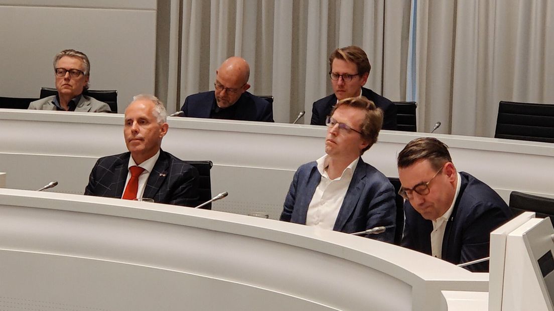 Richard de Mos maakt de informateurs bekend: Gert-Jan Oplaat (links) en Geerten Boogaard