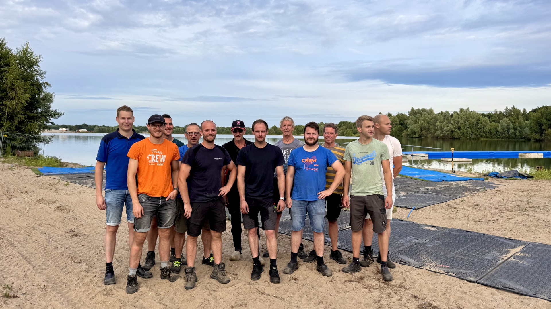 Vrijwilligers van Triathlon Holten bij de Domelaar.
