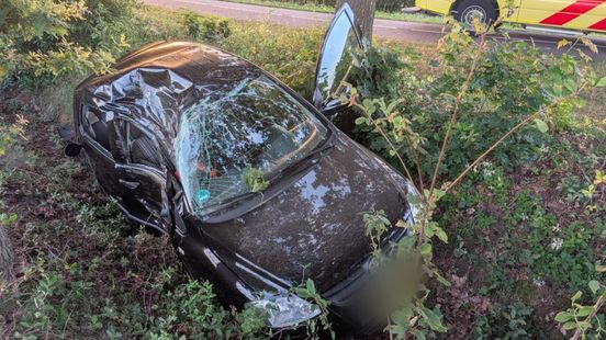 Auto belandt in sloot, bestuurder kreeg mogelijk een blackout