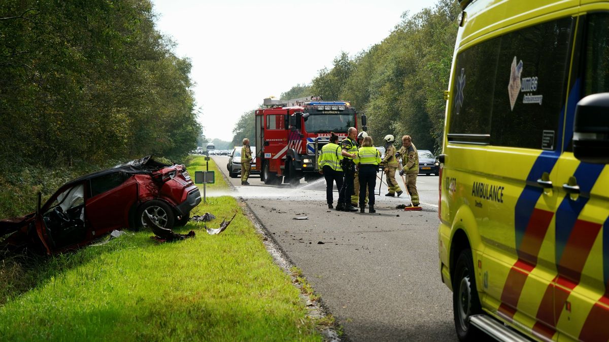Auto raakt van de weg op A28 bij Pesse, twee gewonden