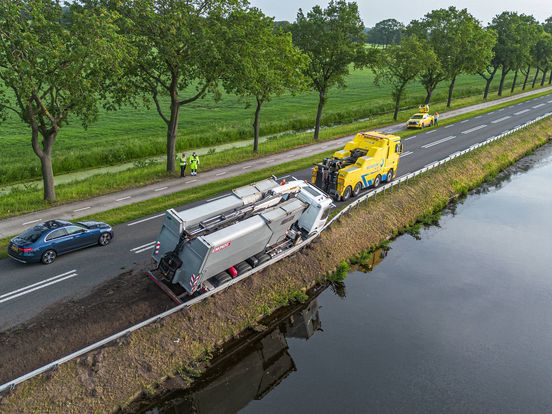 Vangrail voorkomt dat vuilniswagen in kanaal terechtkomt bij Dieverbrug