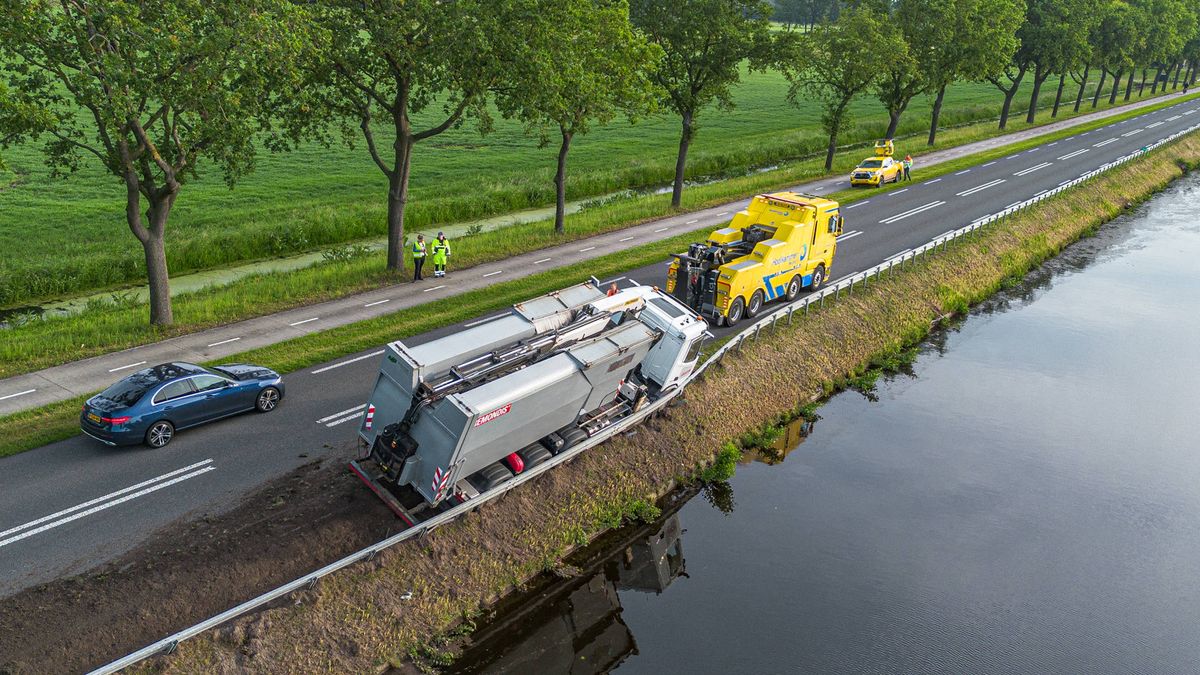 Vangrail voorkomt dat vuilniswagen in kanaal terechtkomt bij Dieverbrug