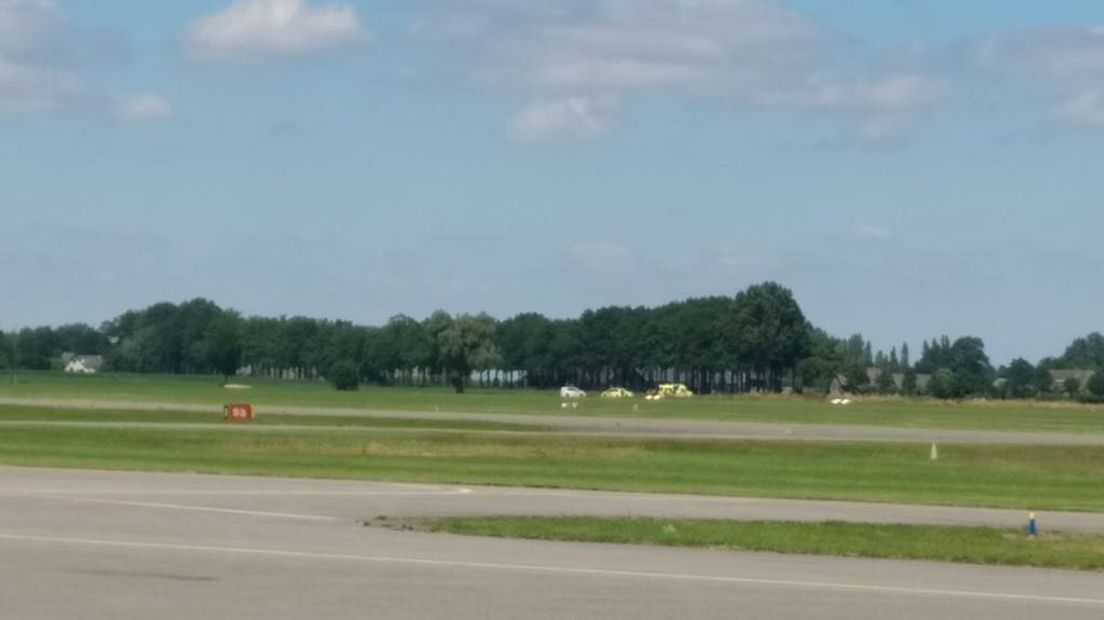 Op vliegveld Teuge is een 52-jarige parachutist uit Rotterdam zwaargewond geraakt. Dat meldt de politie.