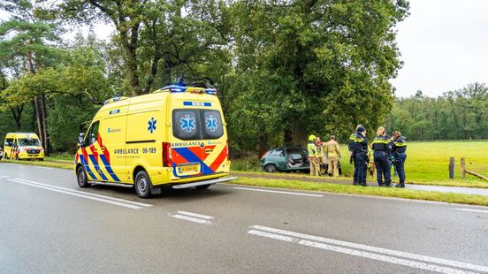 Gewonde bij zwaar auto-ongeluk in Nunspeet. Gewonde bij zwaar auto-ongeluk in Nunspeet.