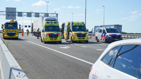 Meerdere rijstroken afgesloten na ongeval A2 bij Nieuwegein, minstens 1 gewonde.