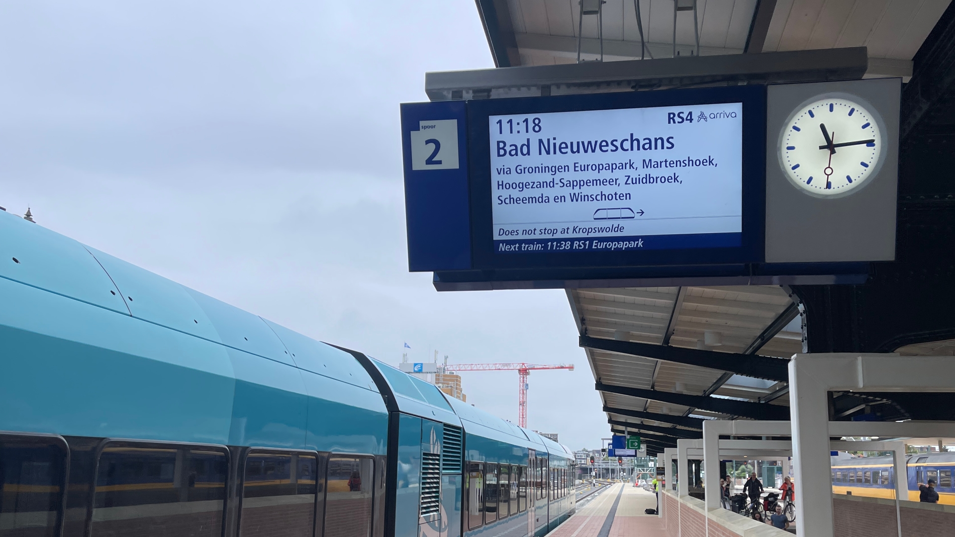 'Does not stop at Kropswolde', staat er op het bord bij deze trein