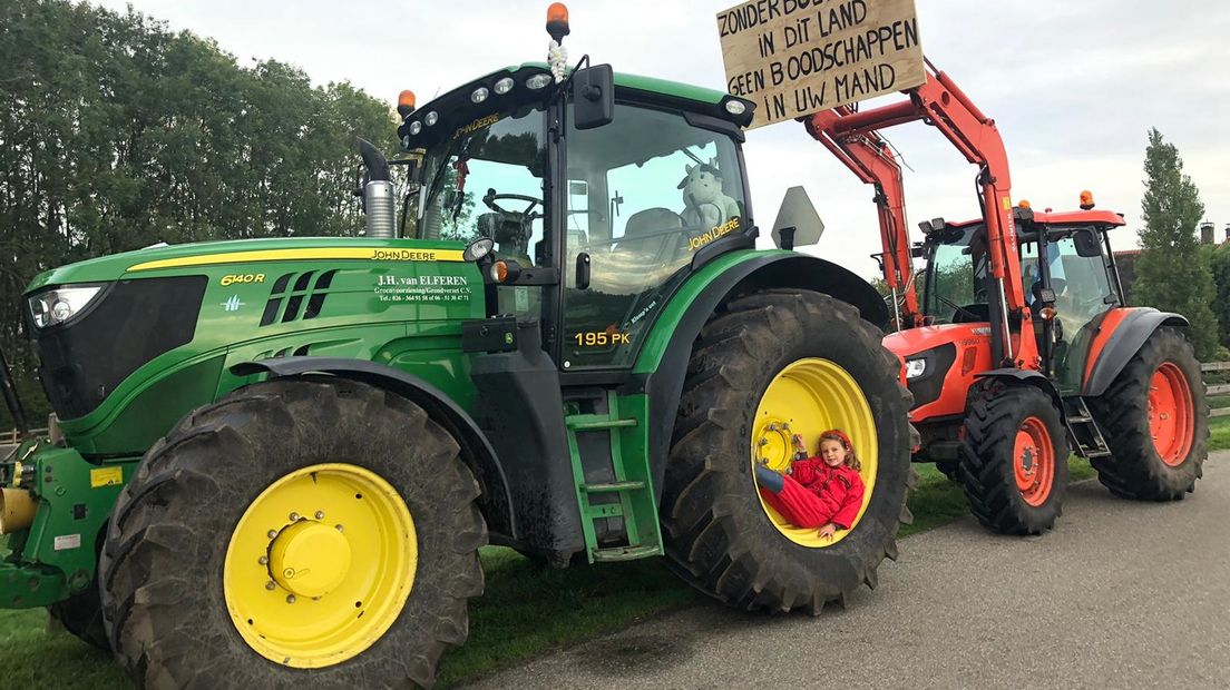 De provincie Gelderland trekt de omstreden stikstofregels in. Dat maakte de gedeputeerde Peter Drenth maandagmiddag bekend aan de honderden protesterende boeren voor het provinciehuis. Lees hieronder alles terug over het protest in ons liveblog.