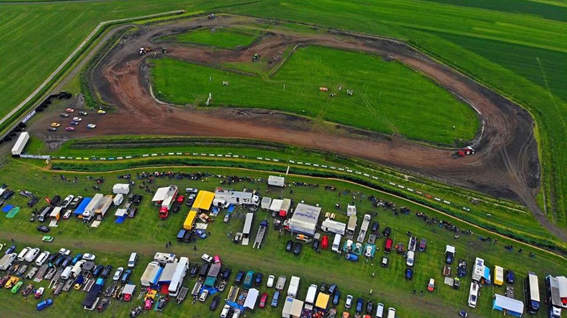 Een luchtfoto van de autocrossbaan in Winsum.