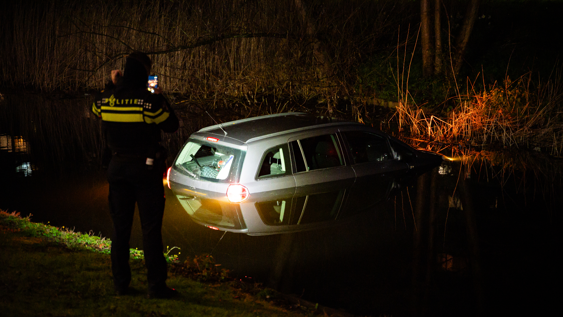 De politie trof de eigenaar van de auto niet bij het voertuig aan
