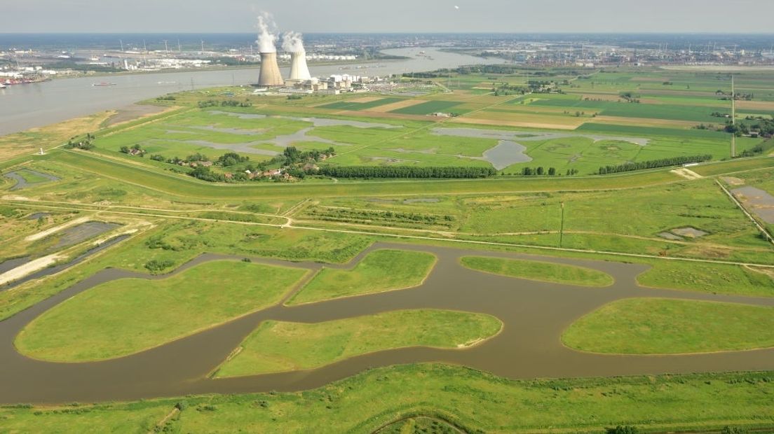 De Prosperpolder, onder in beeld,  is omgezet in een natuurgebied met broedeilanden