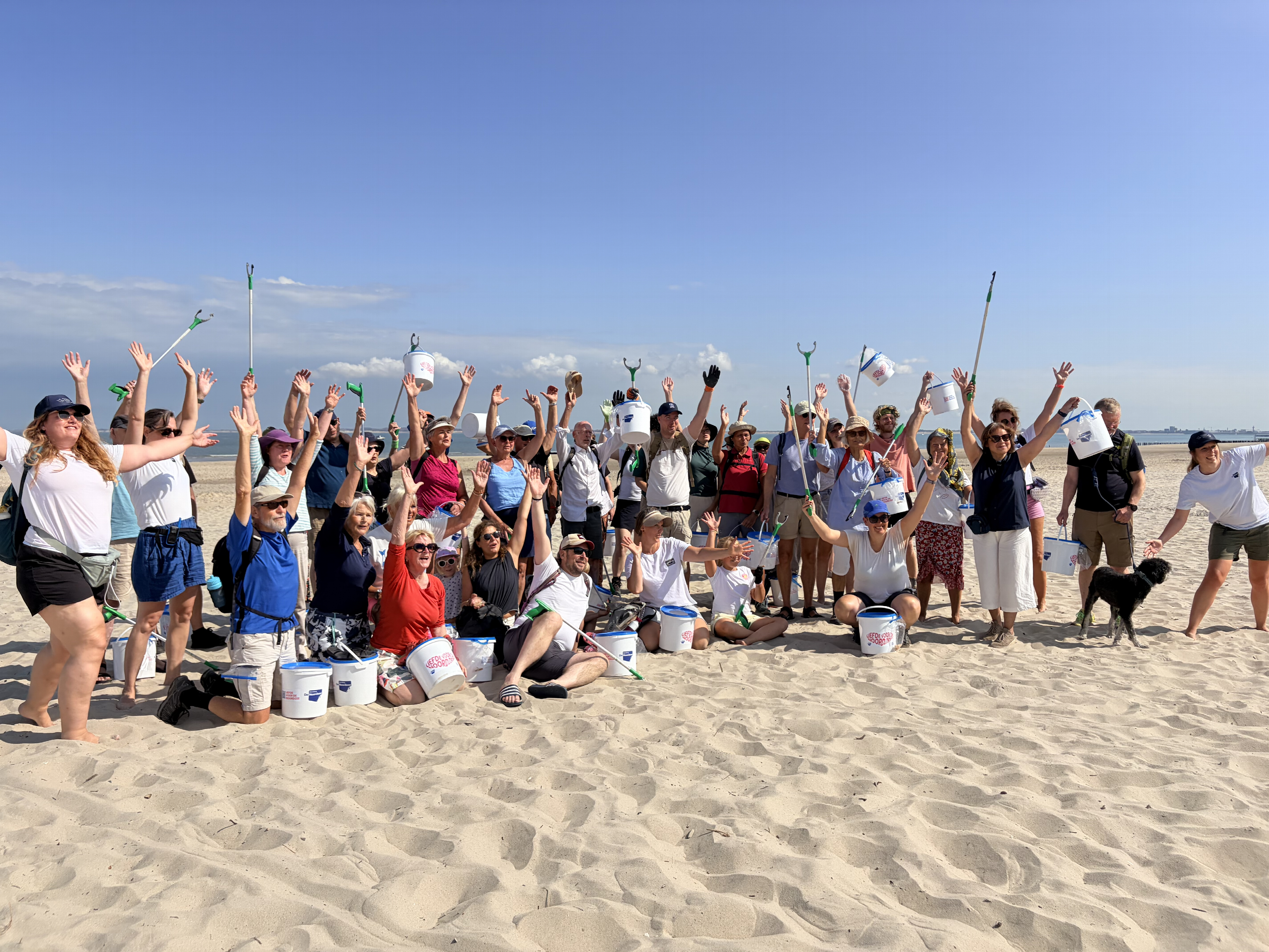 Speuren naar plastic op het strand van Cadzand: 'Het hoort gewoon niet thuis op het strand en ook niet in de zee'