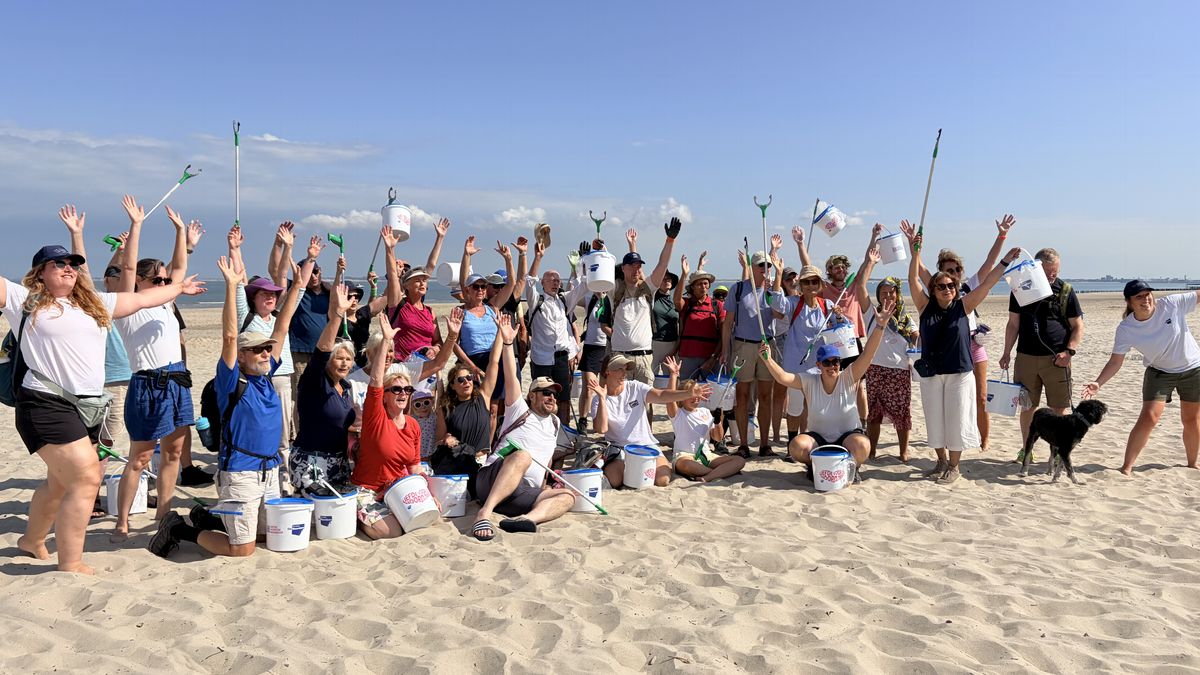 Speuren naar plastic op het strand van Cadzand: 'Het hoort gewoon niet thuis op het strand en ook ni