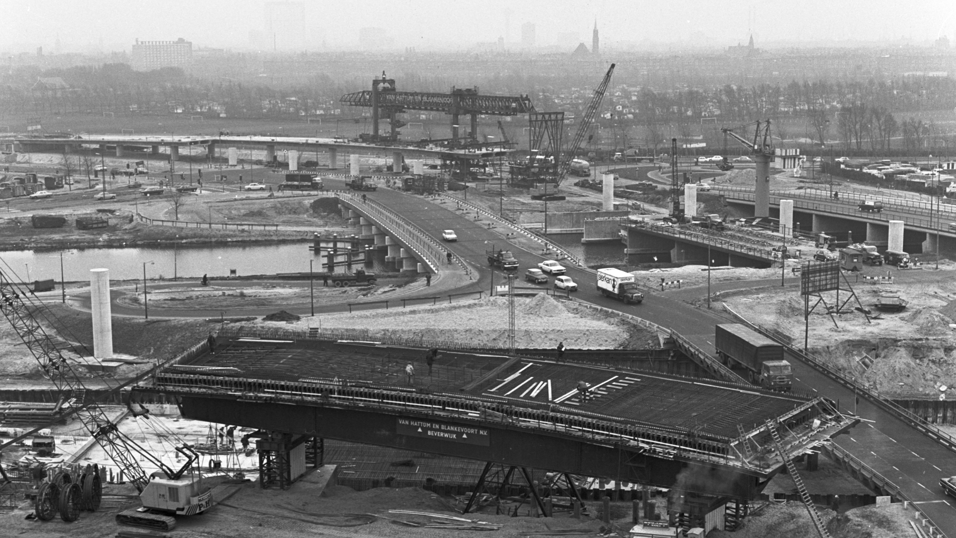 De uitbreiding van het Kleinpolderplein met fly-overs, begin jaren '60.