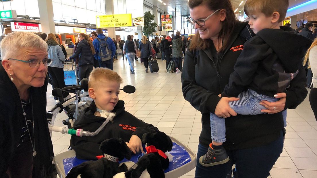 Geuko neemt in de vertrekhal afscheid van familie en vrienden.