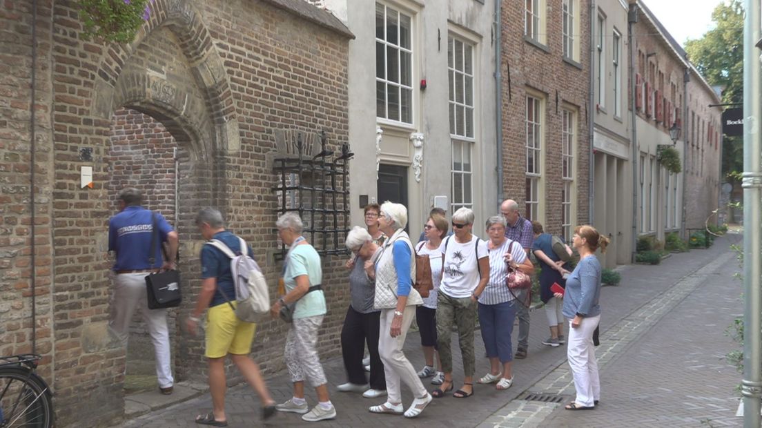 Groep Duitse toeristen in de binnenstad van Zwolle