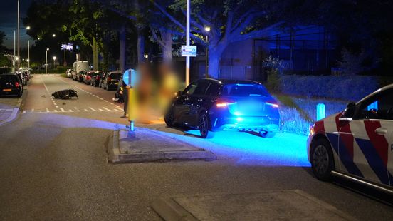 Monteverdilaan Zwolle afgesloten na scooterongeval. Monteverdilaan Zwolle afgesloten na scooterongeval.
