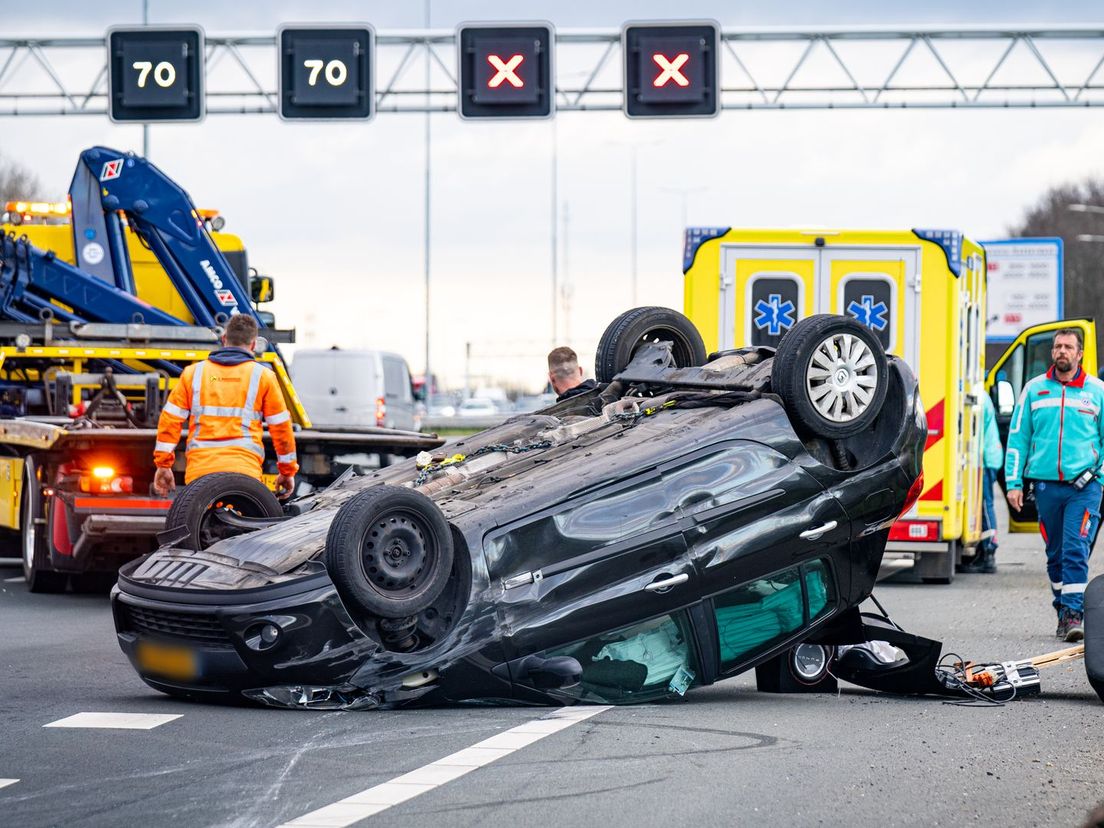 Auto op de kop op A29 bij afrit Barendrecht