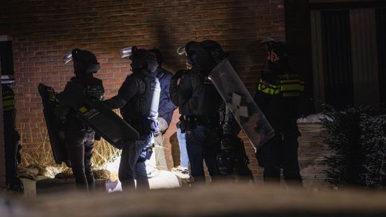 Arrestatieteam overmeestert verdachte na woningbrand