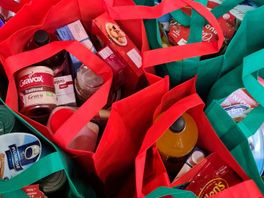 Haagse Markt vult tas met extraatjes voor voedselbankklanten tijdens Kerst Vers-actie op Den Haag FM