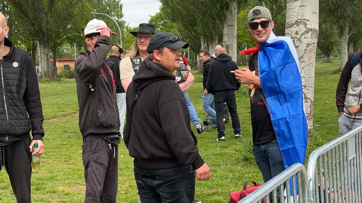 Demonstranten verzamelen zich bij aanmeldcentrum in Ter Apel, veel politie aanwezig
