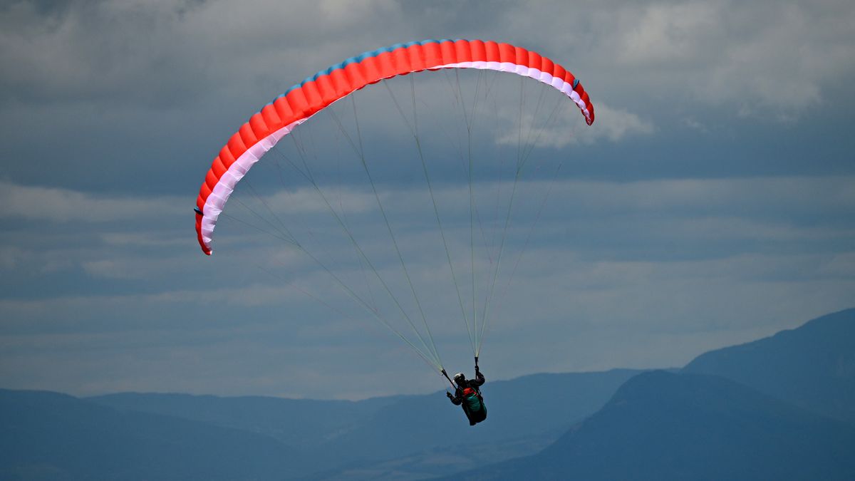 Kampioen paragliden Jeroen uit Hengelo zoekt thermiek tijdens NK in Stegeren