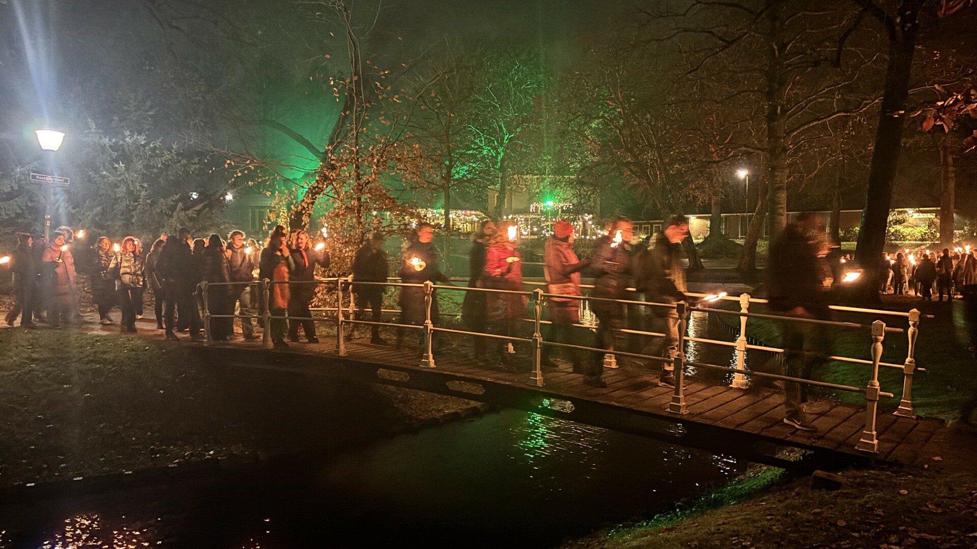 De fakkeltocht giet troch de Prinsetún