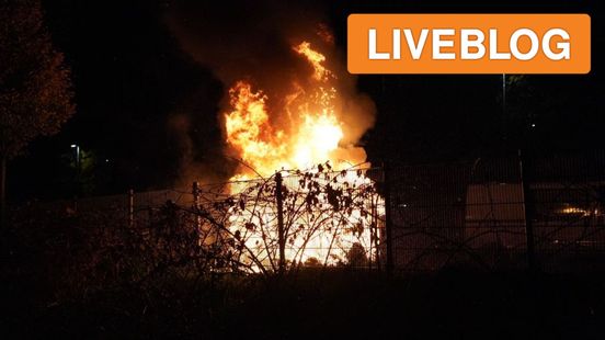 metershoge vlammen bij autobrand • veel schade na harde botsing. metershoge vlammen bij autobrand • veel schade na harde botsing.