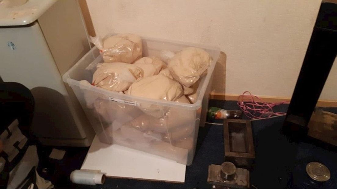 In totaal lag er ruim 3 kilo coke en 2,5 kilo heroïne, plus veel versnijdingsmateriaal