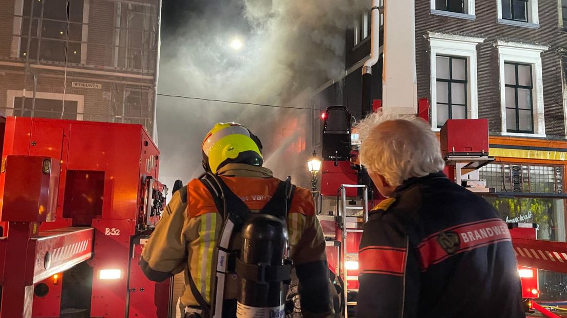 Slachtoffer naar ziekenhuis na grote brand, vuur 'grotendeels onder ...