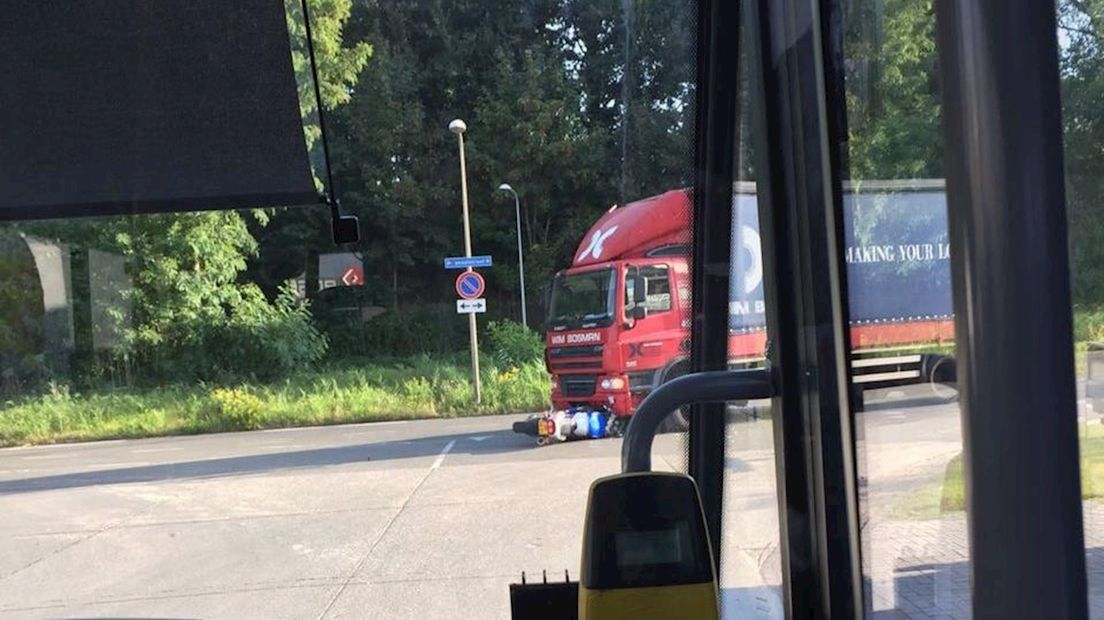 Motorrijder onder vrachtwagen in Enschede
