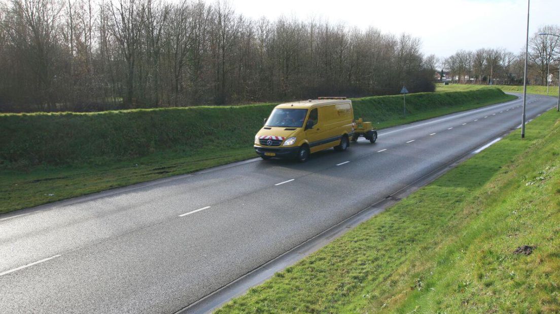Met een auto en speciale aanhanger wordt de stroefheid van de weg getest (Rechten: RTV Drenthe/Wiedse Veenstra)