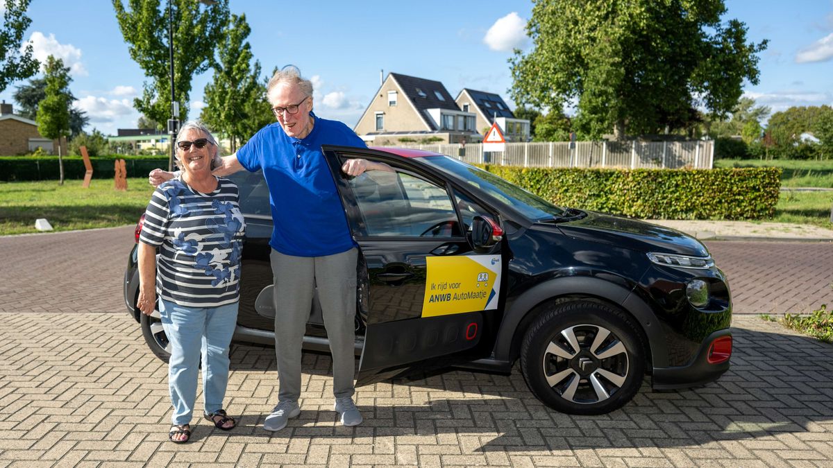 Jena (73) helpt Dolf (74) aan een autorit naar kleinkinderen: 'Waarom zou ik anderen niet met mij me