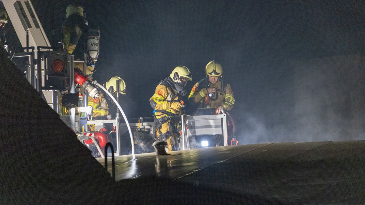 Grote brand in centrum van Dokkum lastig te bestrijden
