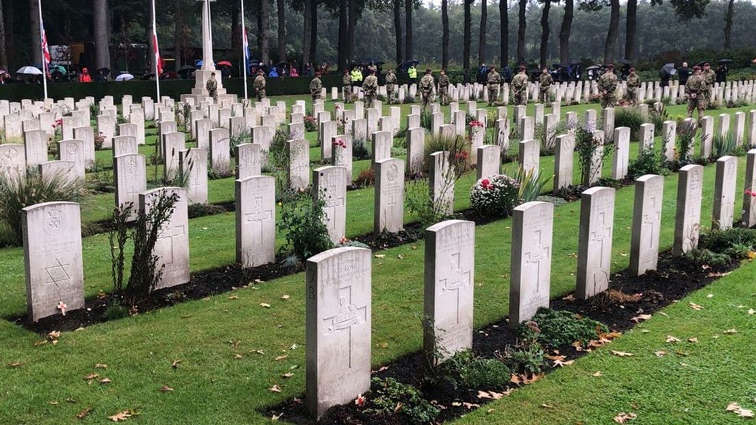 Een regenachtige herdenking in Oosterbeek.