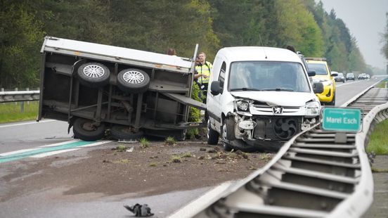Aanhanger met groenafval gekanteld op N34 bij Drouwen. Aanhanger met groenafval gekanteld op N34 bij Drouwen.
