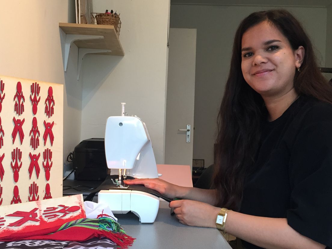 Lisa Fanoembi met haar kledingstukken