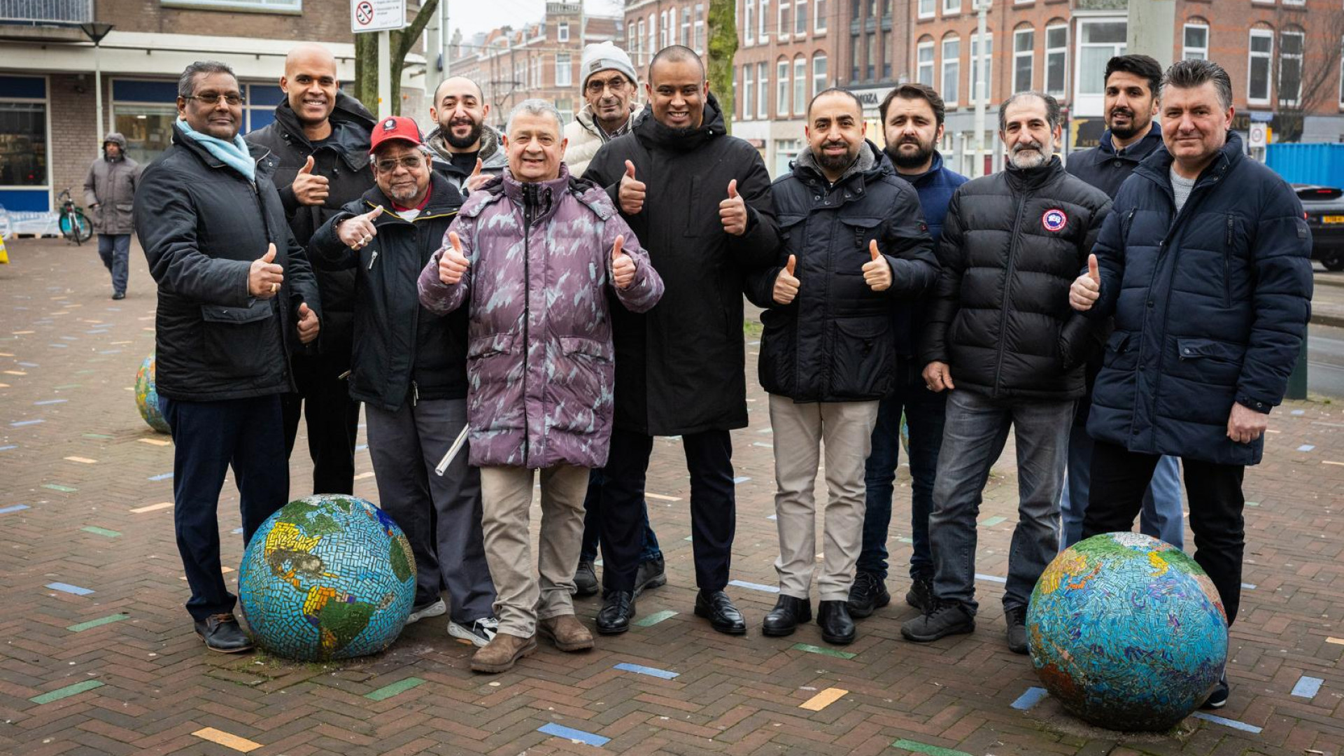 Wethouder Nur Icar (DENK, in het midden) met ondernemers op de Paul Krugerlaan tijdens de presentatie van de winkelstratenaanpak